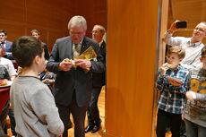 Naumburger Sternsinger zu Besuch beim Hessischen Ministerpräsidenten Volker Bouffier (Foto: Karl-Franz Thiede)